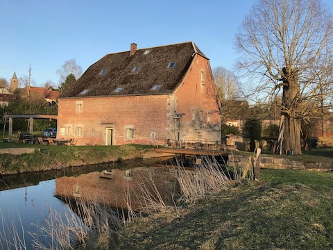 Moulin de Braives: the River in its garden
