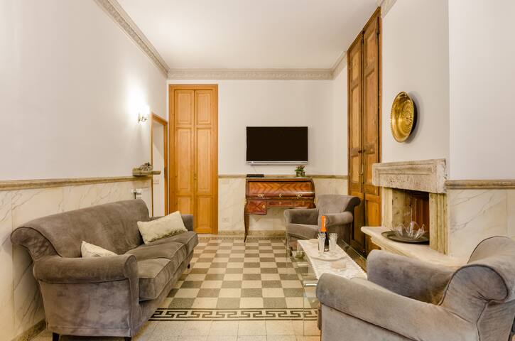 Stay near the Spanish Steps in a Historic Flat gallery image 4
