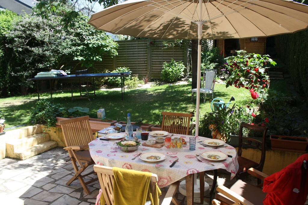 le jardin est clos et à l'abri des regards . très calme