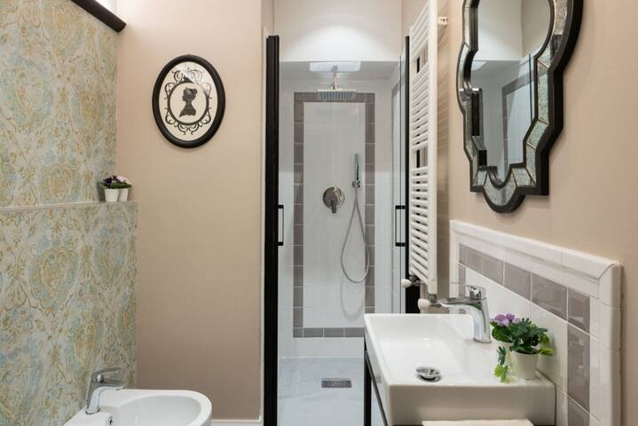 Piazza San Lorenzo -Luxurious 3 bedroom gallery image 4