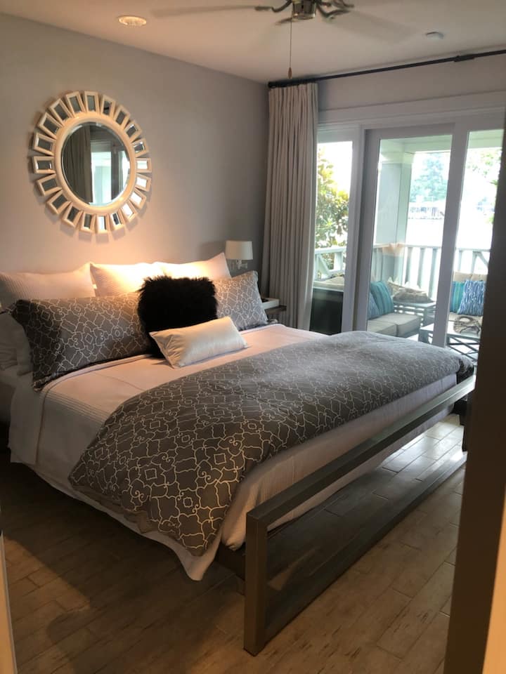 חדר שינה לאורחים שני עם מיטת קינג ומרפסת פרטית.