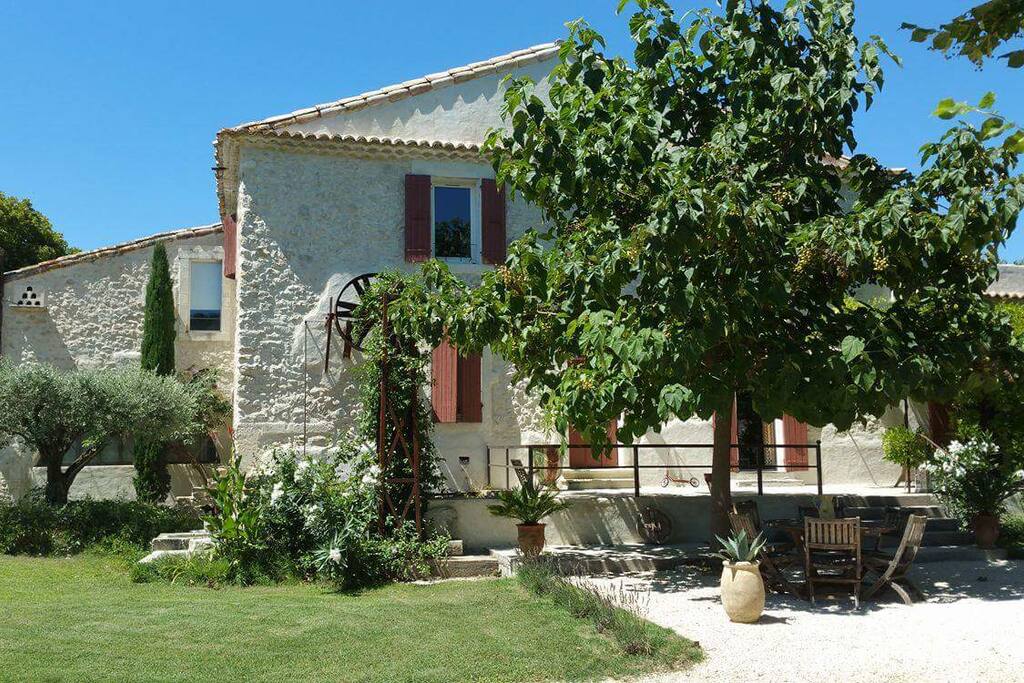 Sur le côté, sans vis à vis avec le studio, la façade du moulin