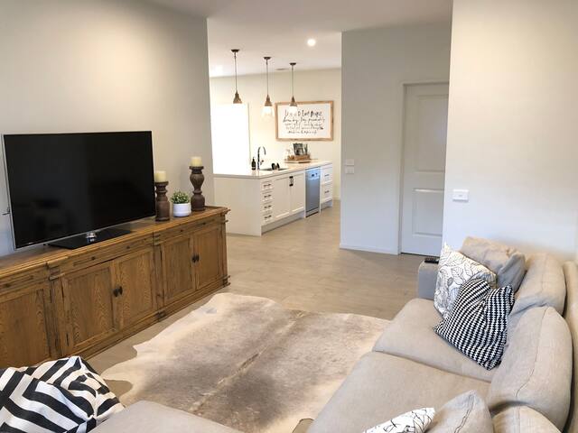 Large Beautiful Home. Central to Melbourne gallery image 5