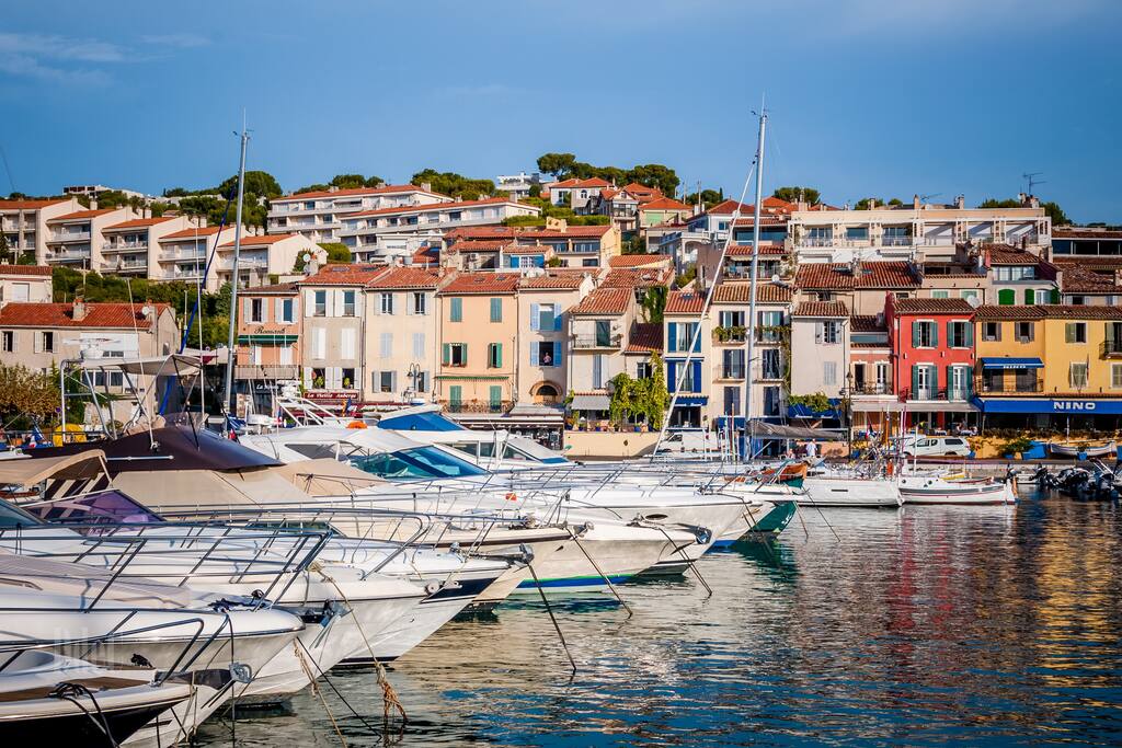 C'est la maison avec les volets bleus, oû on aperçoit la jeune femme !