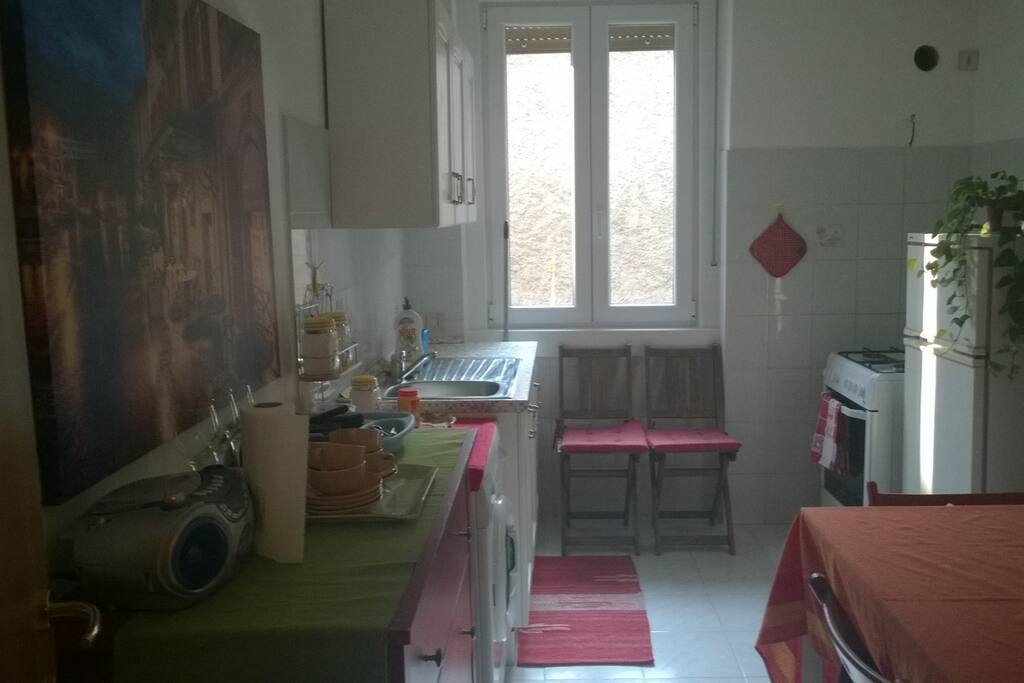 Cucina completa e funzionale, piano cottura a gas, forno e lavatrice