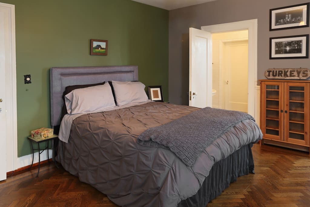 Silver Room with queen-size bed