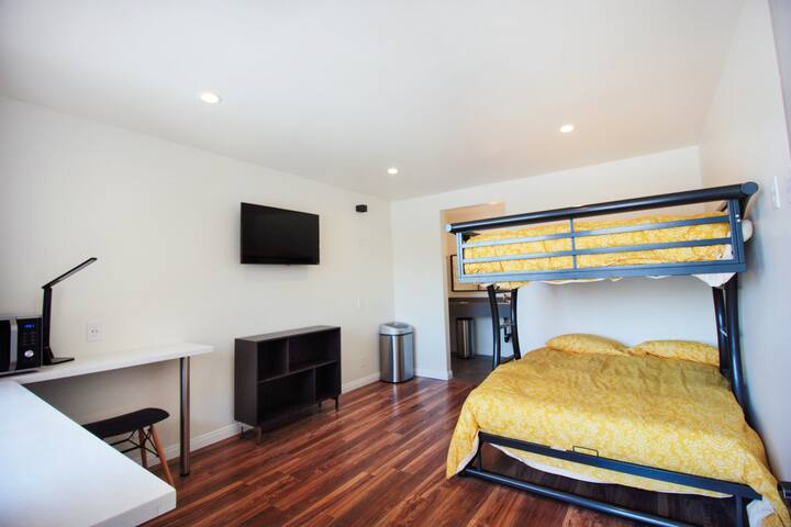 STUDIO 31 ~ Bunk Beds! 5 min to Subway ~ Koreatown