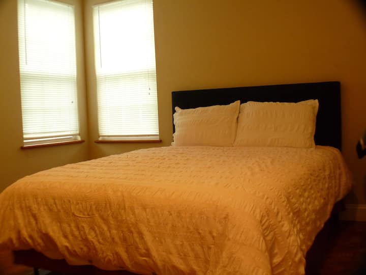 Cama tamaño queen en el primer piso.  