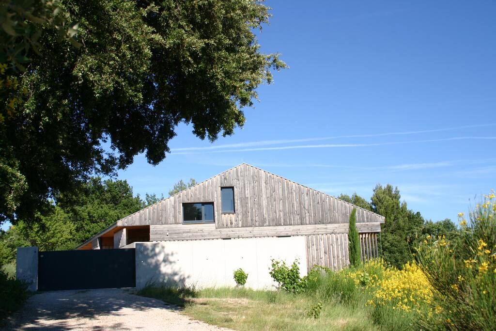 la maison vue du chemin d'accés