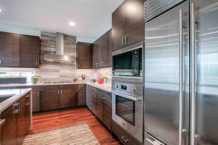 Downtown Oasis, 4 Bd new home w/tub & rooftop deck gallery image 3