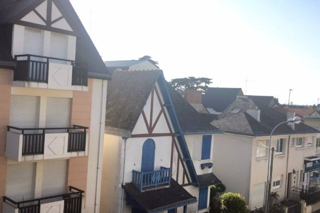 Vue du balcon, qui longe la pièce de vie et la chambre, exposition sud-ouest, très ensoleillé.