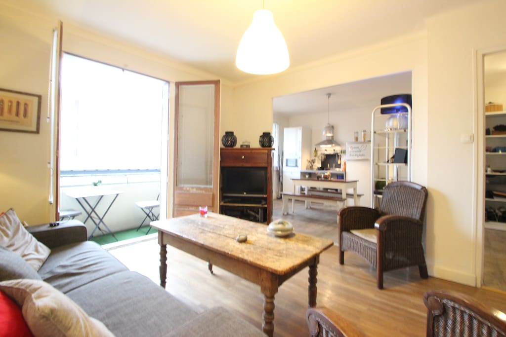 Salon ouvert sur la cuisine
