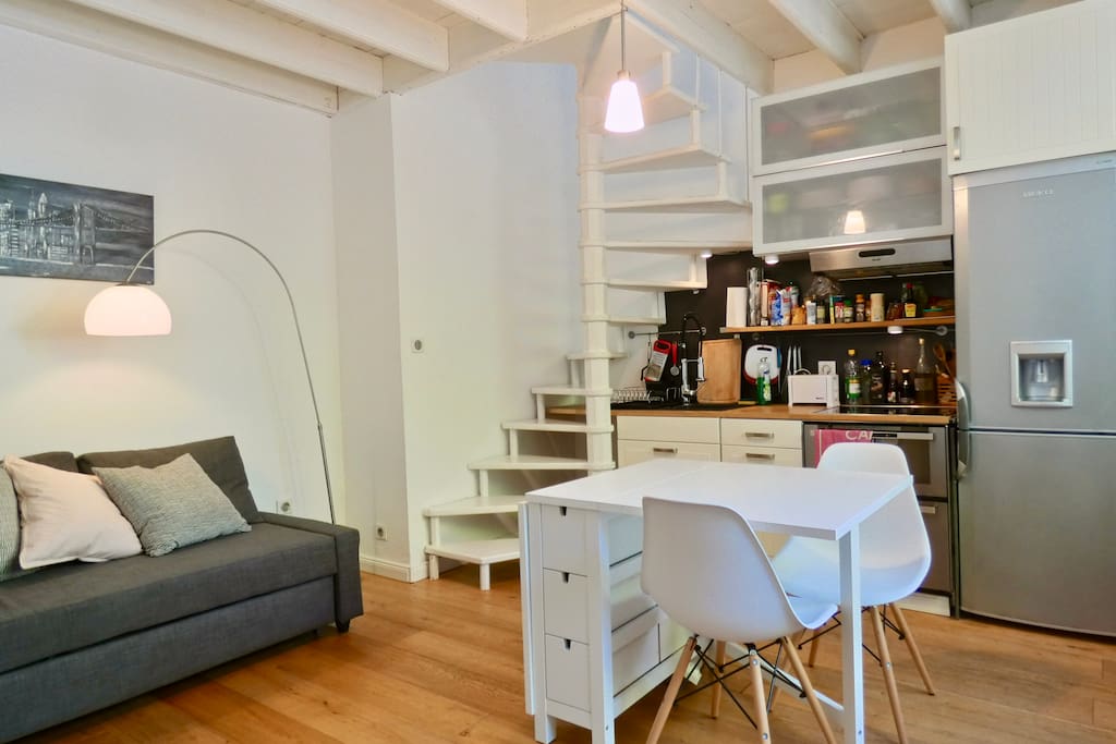 Opened and equipped kitchen overlooking on the living room