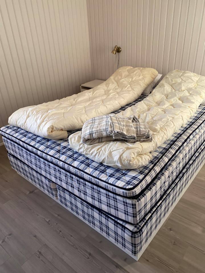 ห้องนอน #1 พร้อมเตียงคู่และตู้เสื้อผ้า 