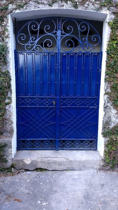 Entrada pelo antigo portão de ferro