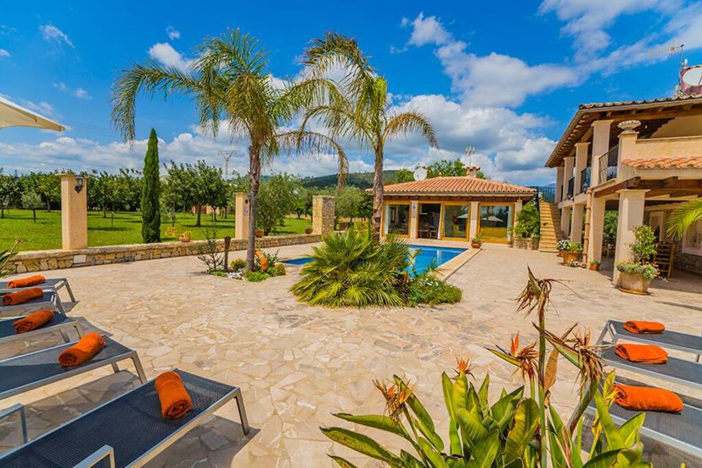 Outdoor lounge