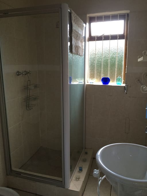 The shower and basin in the en suite bathroom.