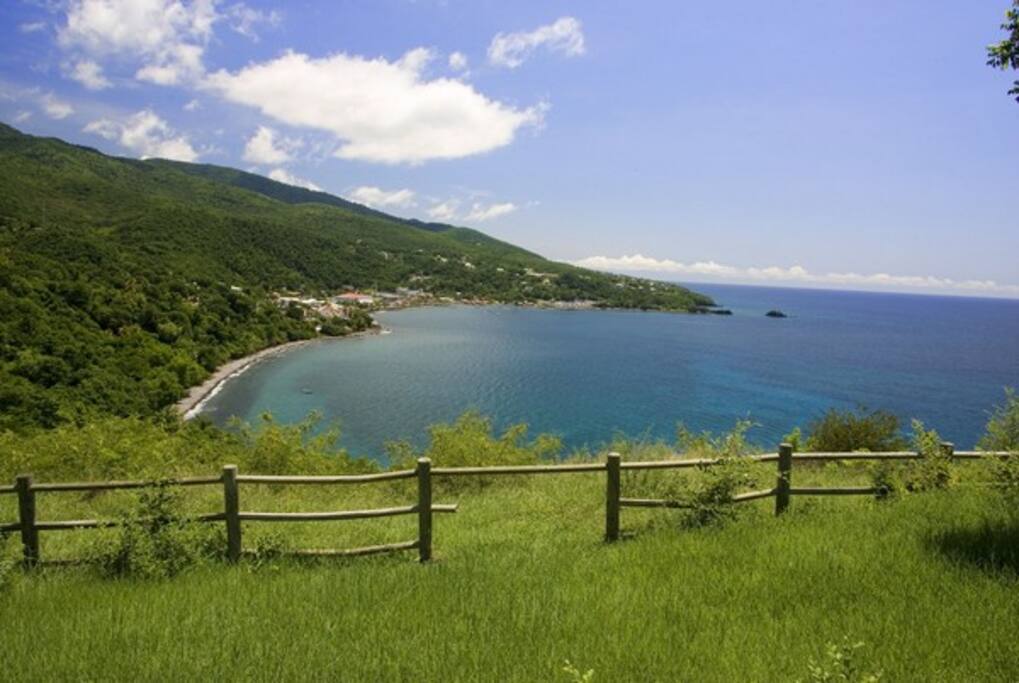 Magnifique vue plongeante sur la baie du bourg de Bouillante en direction de Malendure