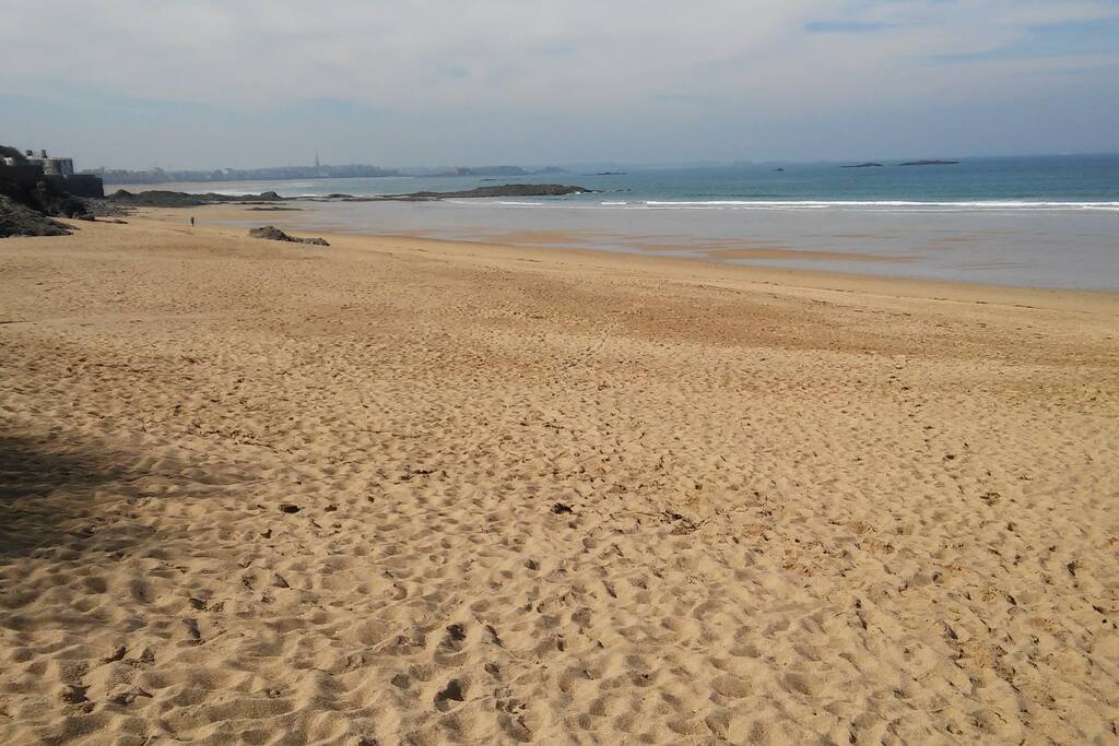plage du minihic a 150 M de l'appartement.