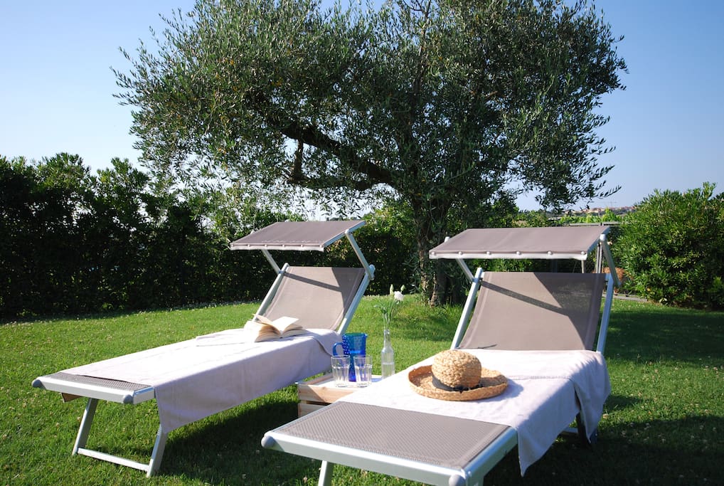 The house has beach chairs to relax and enjoy the peace of the garden