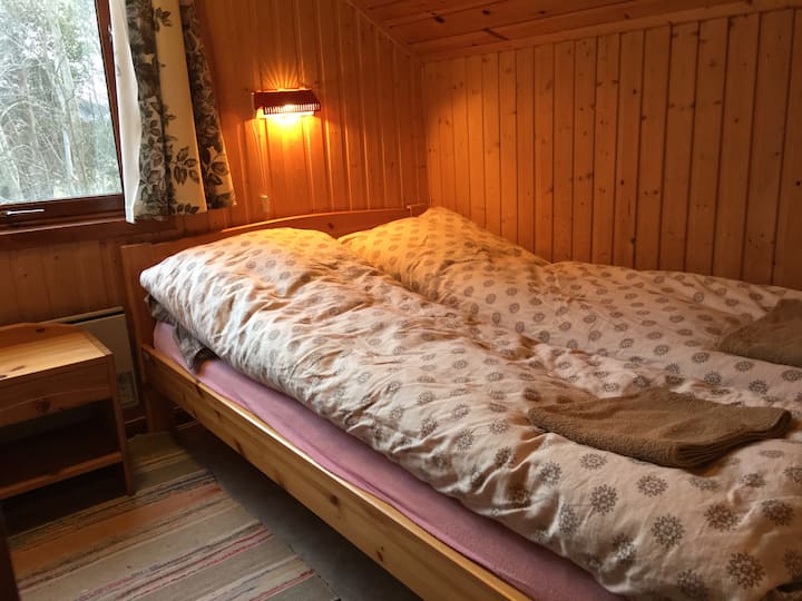 Chambre n ° 2, au 2ème étage :1 lit double de 120 cm et 2 lits d'appoint.