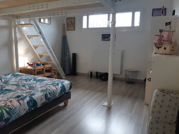 Sovrum med dubbelsäng och tillhörande badrum och toalett på övervåningen