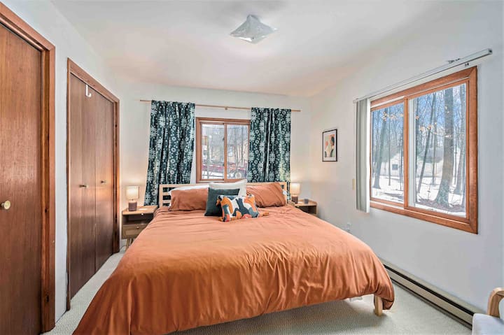 Chumba cha kulala cha ghorofa ya kwanza kilicho na kitanda cha mfalme na mwonekano wa ua wa nyuma.