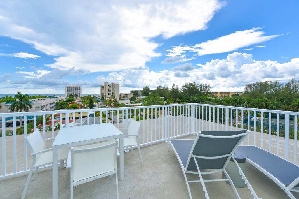 5th Floor Rooftop Sundeck