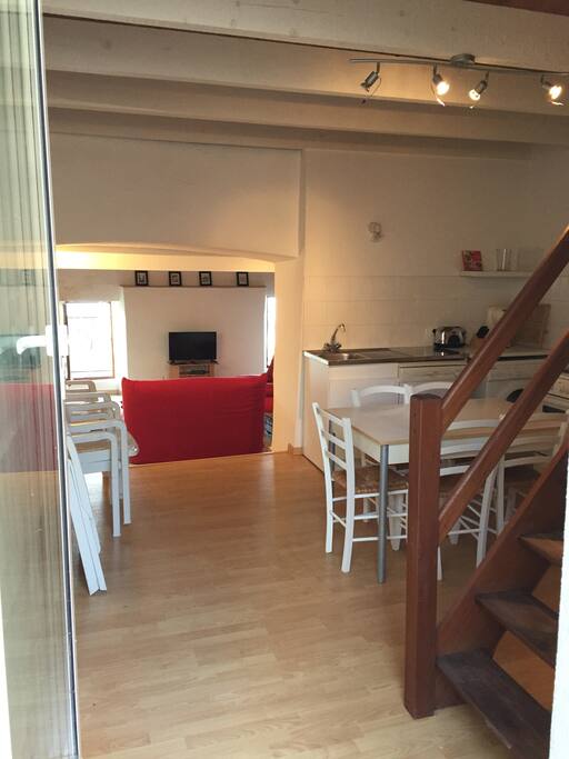 Entrée avec espace cuisine et salon