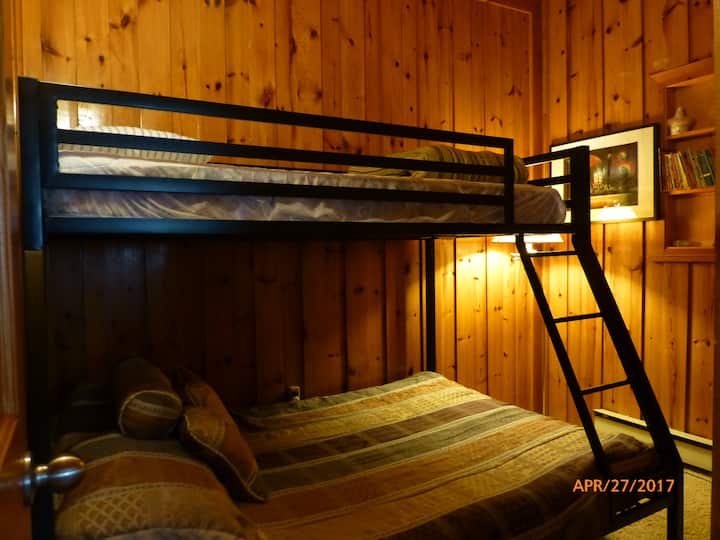 Centralna spavaća soba s krevetom na kat