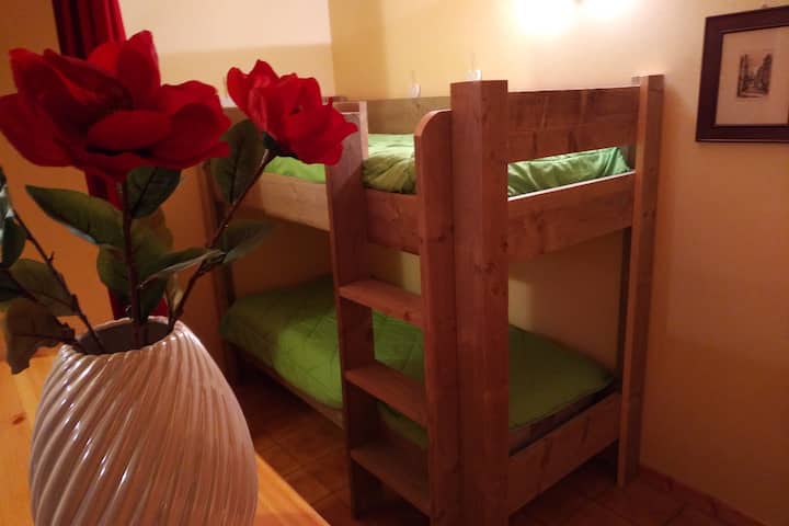 חדר שינה 3 עם מיטת קומותיים גדולה