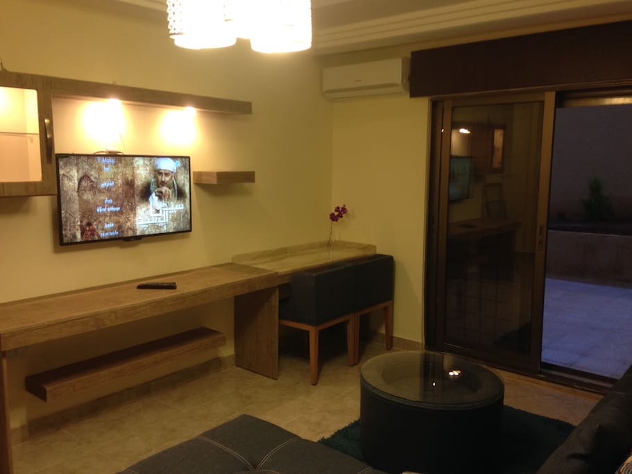 Living Room with 42 inch T.v connected to 500+ channels /Free High Speed Wifi