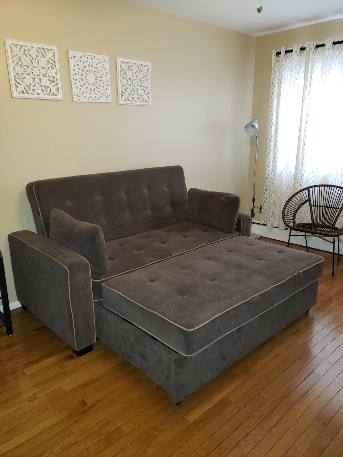 Ეს ვარიანტი საშუალებას გაძლევთ, ტელევიზორის ყურებისას მოდუნდეთ.