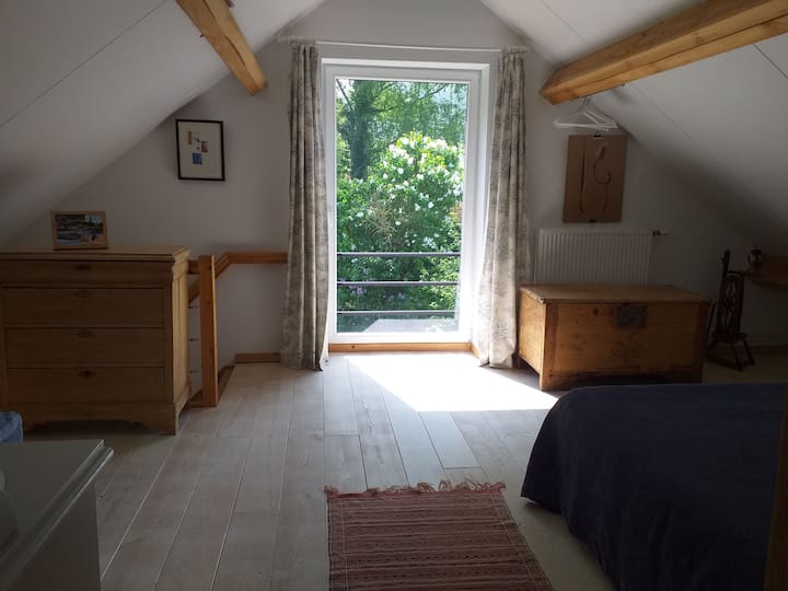 The bedroom on the first floor.
Window view.
Staircase between living room and bedroom.
Window not overlooked overlooking the garden.
1 large double bed.
1 folding bed for 1 people.
with bathroom (toilet and large shower).
