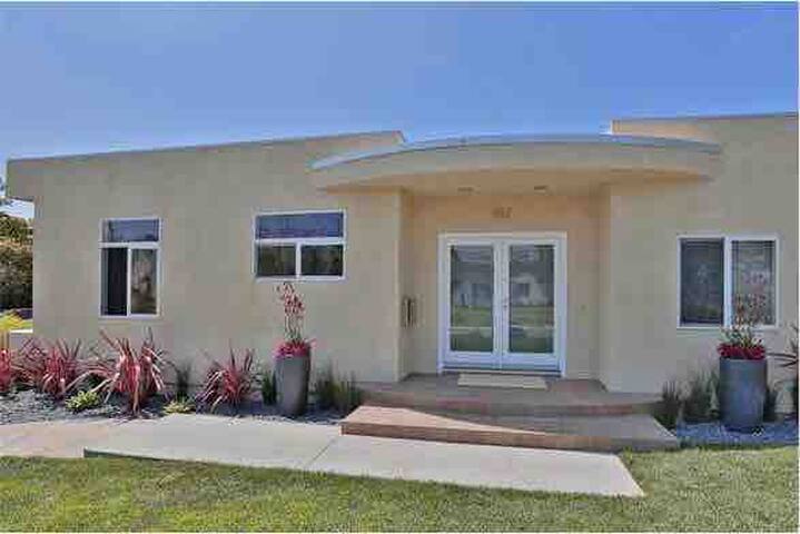 Family Friendly Beach House w/Big Backyard by LAX gallery image 2