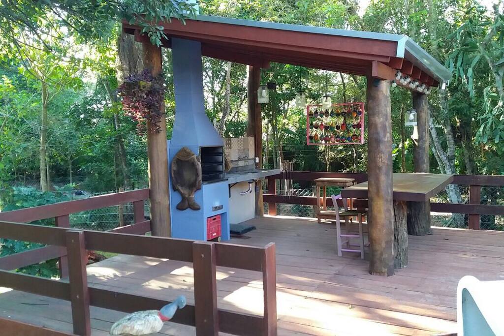 Quiosque para churrasco em frente à piscina, com visitas frequentes de animais dóceis da fauna de Bonito