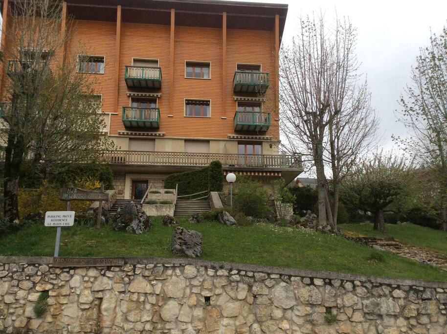 L'immeuble. L'appartement est à droite au 1er étage avec le balcon.