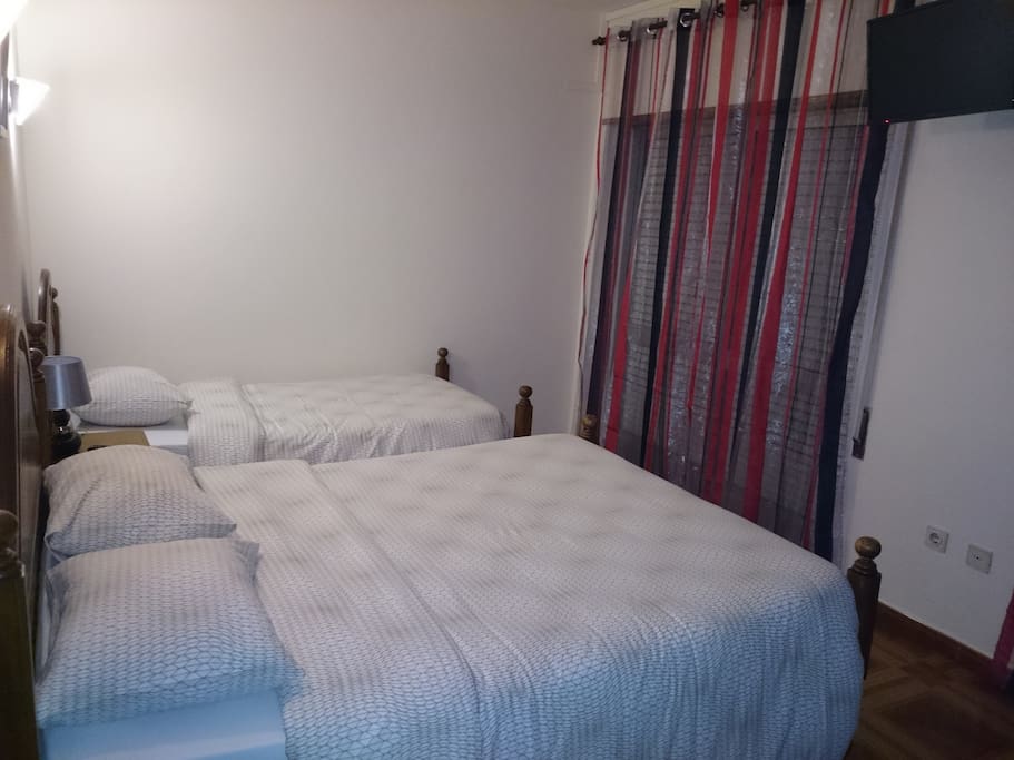 Quarto triplo com varanda