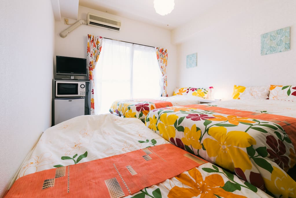 セミダブルのベットが2つ、セミダブルソファーベッドが一つあります。
Semi-double bet of two, semi-double sofa bed There is one.
싱글 침대 2 개, 세미 더블 소파 침대가 하나 있습니다.