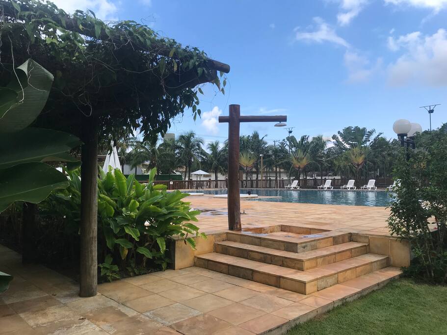 Piscina com dois ofurô