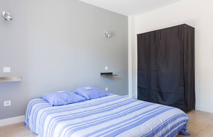 غرف واسعة مع غرفة ملابس ومكيف هواء