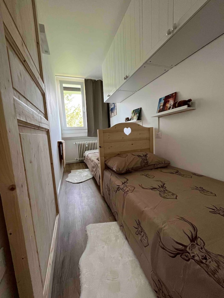 Cameretta doppia con finestra e porta scorrevole