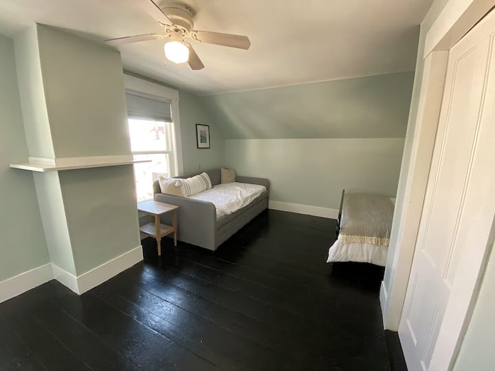 Kamer is geweldig voor gezinnen met kinderen! Het tweepersoonsbed heeft een uitschuifbare stapelbed.  