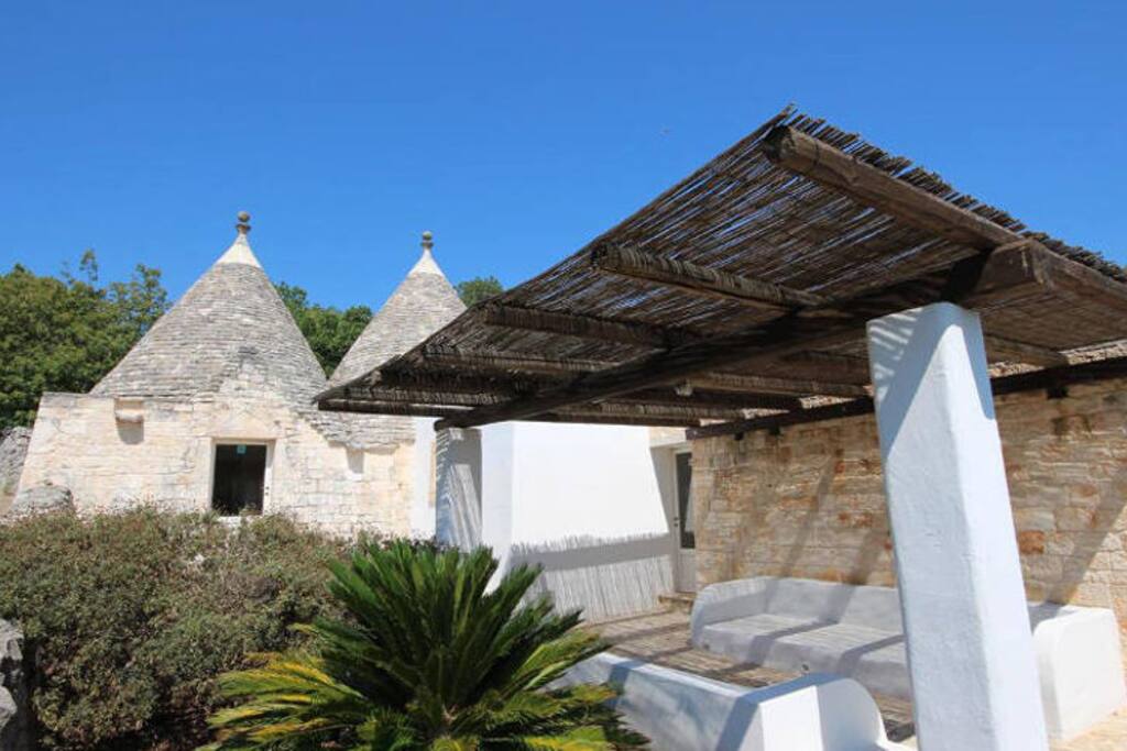 Lounge and Trulli