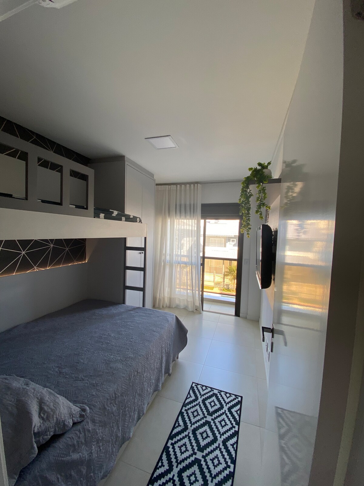 חדר מרפסת 
מיטה זוגית למטה עם יחיד למעלה , Ropeiro ו - Dashboard עם טלוויזיה 