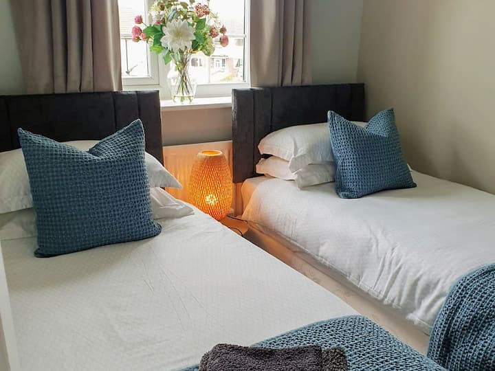 เตียงแฝด.. พร้อมตู้เสื้อผ้าขนาดใหญ่