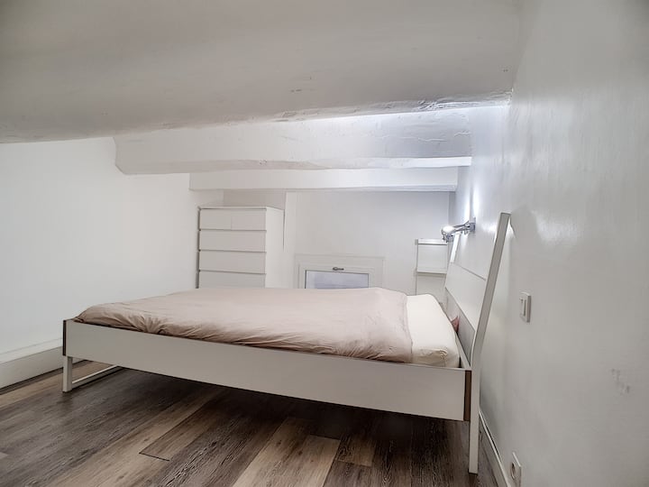 La chambre est en mezzanine et son accès se fait par une échelle. La hauteur sous plafond est de 1m60.
Le linge de lit sera propre à votre arrivée. 
La literie est récente (140 x 190), deux armoires ainsi qu'un meuble à chaussures sont installés. 