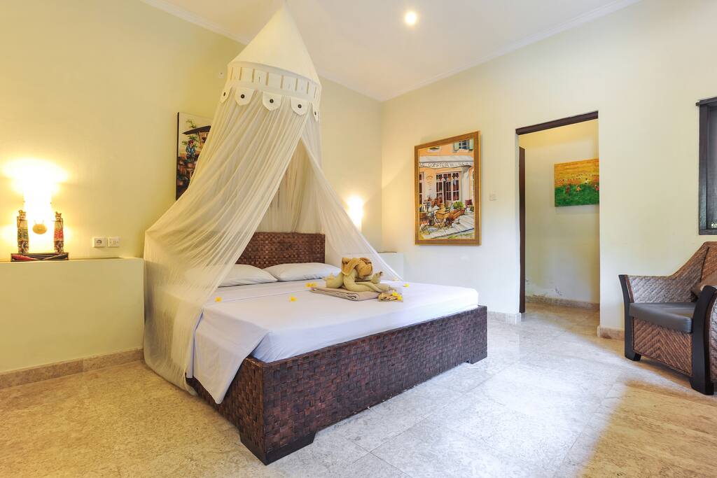 Main bedroom ensuite-king size bed (1)