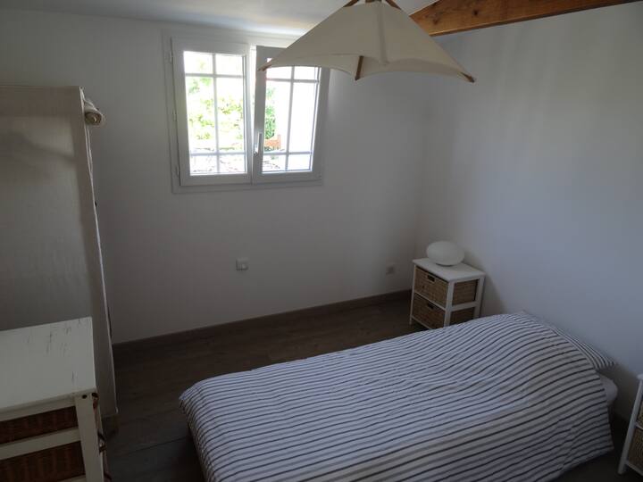 2号卧室， 1版。
两张单人床模块化单人床，或一张双人床160/200。