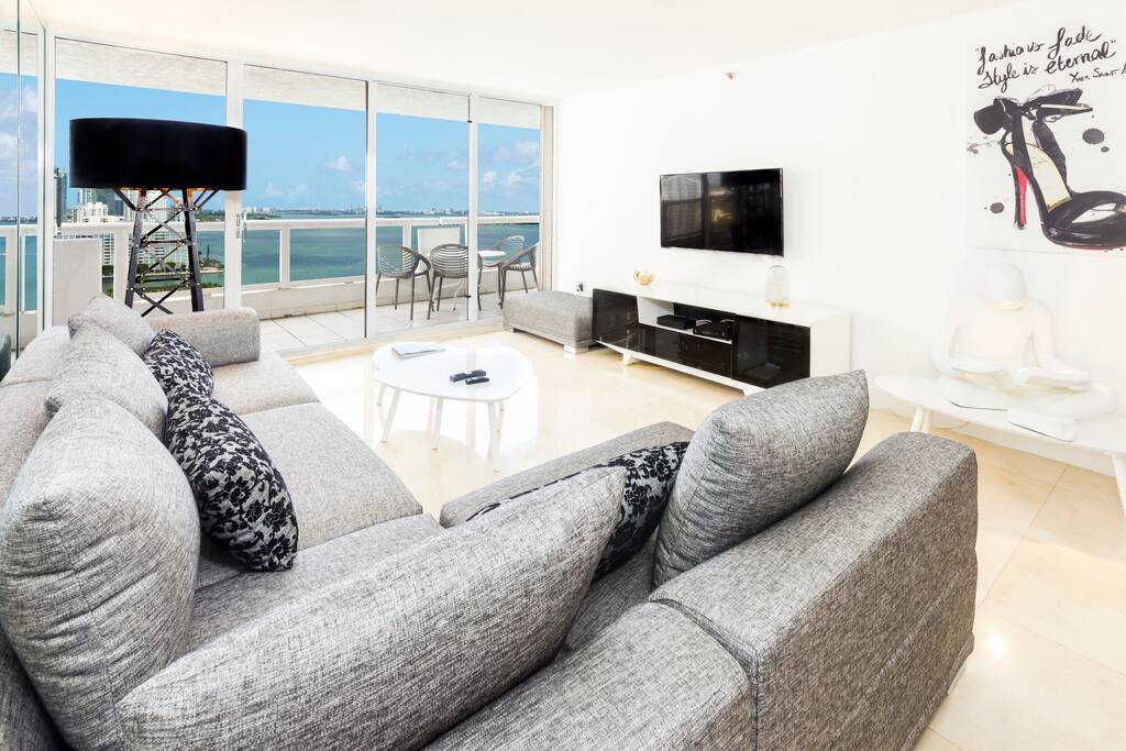 Living room with incredible view on the Bay !